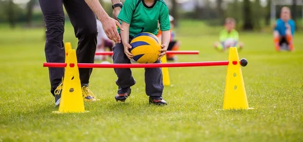 官方消息：拉扬·切尔基、菲尔·福登和埃尔林·哈兰德入选曼城十二月最佳球员奖项候选名单。 来源：City Xtra